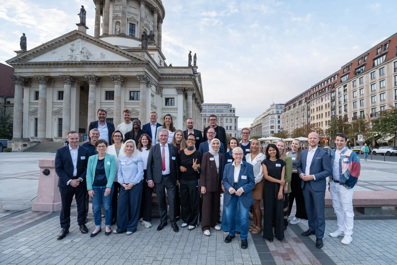 Menschen des Salons vor dem Französischen Dom