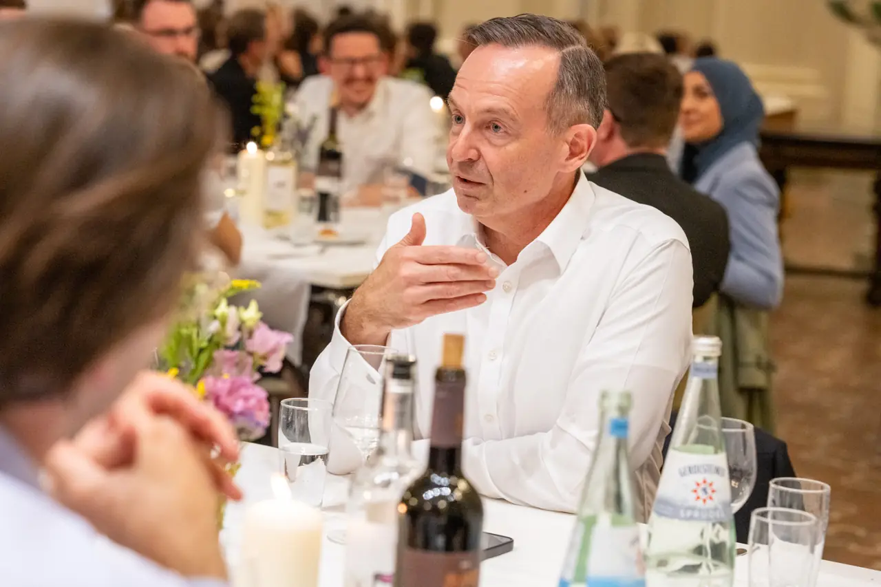 Erfahrungen teilen am gemeinsamen Tisch
